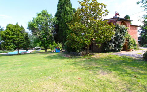 Villa Cecilia: Fabriek, Lucht, Wolk, Eigendom, Boom, Plantkunde, Natuurlijk Landschap, Huis, Gras, Gebouw