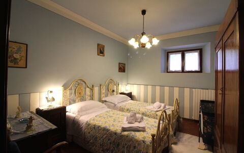 Agriturismo Arcobaleno: Slaapkamer, Bed, Kamer, Meubilair, Eigendom, Laken, Interieur Ontwerp, Bed Frame, Plafond, Bedding