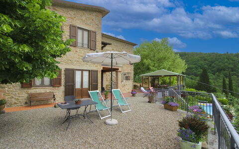Agriturismo Arcobaleno: Meubilair, Buitenmeubels, Stoel, Verblijf, Tuin, Werf, Paraplu, Boerderij, Buitentafel, Landscaping