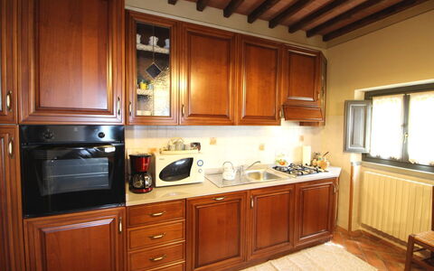 Agriturismo Ca di Vestro: Cabinetry, Meubilair, Countertop, Kamer, Keuken, Eigendom, Fornuis, Gebouw, Interieur Ontwerp, Kast