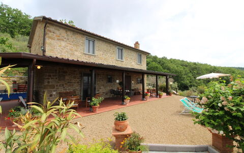 Agriturismo Ca di Vestro: Fabriek, Lucht, Gebouw, Wolk, Venster, Bloem, Bloempot, Verblijf, Land Lot, Boom