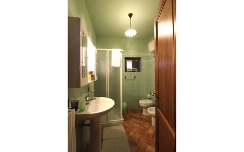 Agriturismo Ca di Vestro: Eigendom, Kamer, Badkamer, Wastafel In De Badkamer, Gebouw, Interieur Ontwerp, Architectuur, Huis, Plafond, Loodgieterswerkinrichting