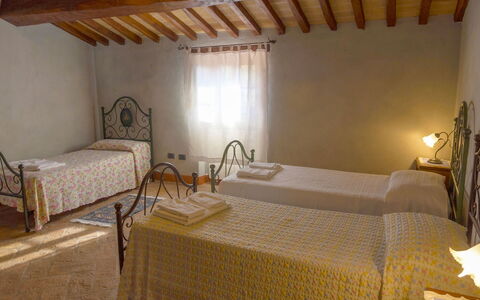 Casa la Primula: Meubilair, Flooring, Slaapkamer, Verdieping, Bed, Bed Frame, Bedding, Linens, Laken, Hotel