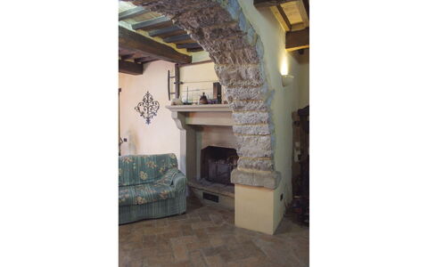 Casa la Primula: Muur, Stenen Muur, Natuurlijk Materiaal, Woonkamer, Haard, Steen, Fireplace, Kamerplant, Hardwood, Tegel