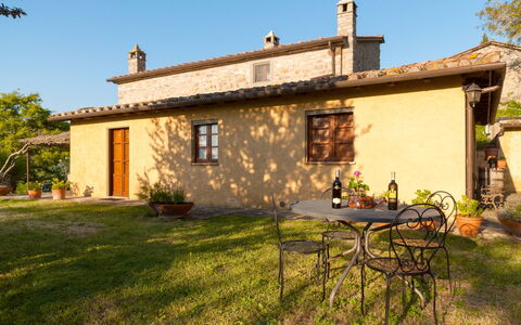 Casa la Primula: Fabriek, Gebouw, Eigendom, Venster, Lucht, Tafel, Boom, Huis, Hout, Land Lot