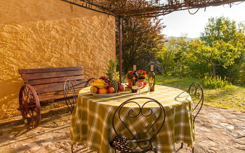 Casa la Primula: Tafel, Fabriek, Meubilair, Eigendom, Buitentafel, Blad, Wiel, Tableware, Buitenmeubels, Hout