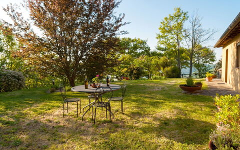 Casa la Primula: Fabriek, Lucht, Tafel, Venster, Boom, Schaduw, Natuurlijk Landschap, Land Lot, Zonlicht, Gebouw