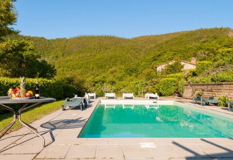 Casa la Primula: Water, Fabriek, Lucht, Eigendom, Meubilair, Gebouw, Zwembad, Boom, Buitenmeubels, Gras