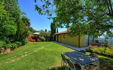 Casa Lucia: Eigendom, Onroerend Goed, Huis, Werf, Natuurlijk Landschap, Huis, Gras, Tuin, Boom, Backyard