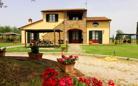 Podere Marcigliano: Bloem, Fabriek, Lucht, Gebouw, Venster, Boom, Huis, Land Lot, Deur, Gras