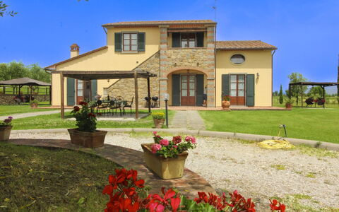 Podere Marcigliano: Tuin, Verblijf, Boerderij, Schaduw, Landscaping, Landgoed, Werf, Backyard, Stenen Muur, Hacienda