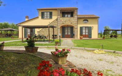 Podere Marcigliano: Tuin, Verblijf, Boerderij, Schaduw, Landscaping, Landgoed, Werf, Backyard, Stenen Muur, Hacienda