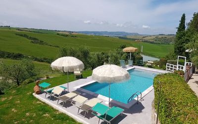 Palazzo Conti: Wolk, Lucht, Fabriek, Paraplu, Water, Buitenmeubels, Zwembad, Boom, Land Lot, Schaduw