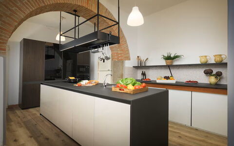 Villa Giare: Keuken, Interieur Ontwerp, Meubilair, Flooring, Hout, Countertop, Lichte Inrichting, Toestel Van De Keuken, Plafond, Verdieping