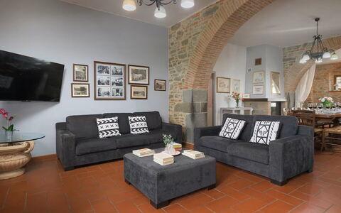 Villa Giare: Meubilair, Interieur Ontwerp, Bankstel, Flooring, Muur, Verdieping, Kamer, Woonkamer, Hout, Appartement