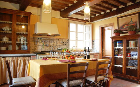 Nel Guasto: Kamer, Gebouw, Meubilair, Eigendom, Interieur Ontwerp, Plafond, Keuken, Eetkamer, Cabinetry, Countertop