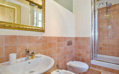 Nel Guasto: Badkamer, Eigendom, Kamer, Tegel, Kraan, Interieur Ontwerp, Muur, Onroerend Goed, Gebouw, Huis