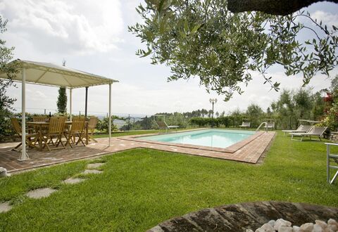 Nel Guasto: Eigendom, Backyard, Gras, Huis, Zwembad, Onroerend Goed, Huis, Gazon, Werf, Gebouw