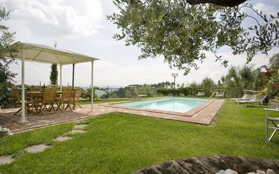 Nel Guasto: Eigendom, Backyard, Gras, Huis, Zwembad, Onroerend Goed, Huis, Gazon, Werf, Gebouw