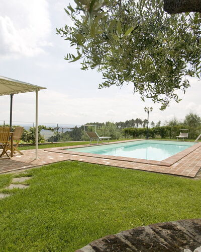 Nel Guasto: Eigendom, Backyard, Gras, Huis, Zwembad, Onroerend Goed, Huis, Gazon, Werf, Gebouw