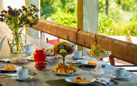 Villa Pedone: Voedsel, Tafel, Tableware, Meubilair, Fabriek, Bloem, Dishware, Bord, Tafelkleed, Textiel