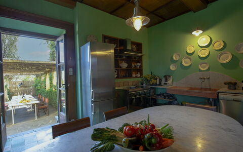Villa Pedone: Eigendom, Meubilair, Tafel, Voedsel, Fabriek, Tableware, Hout, Bankstel, Interieur Ontwerp, Woonkamer