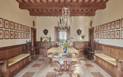 Villa Pedone: Eigendom, Tafel, Meubilair, Fotolijst, Gebouw, Bankstel, Hout, Interieur Ontwerp, Woonkamer, Hal