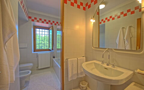 Villa Crispinino: Badkamer, Kamer, Eigendom, Interieur Ontwerp, Gebouw, Onroerend Goed, Huis, Verdieping, Architectuur, Plafond