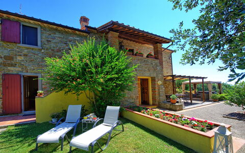 Villa Crispinino: Eigendom, Huis, Gebouw, Onroerend Goed, Huis, Werf, Backyard, Woongebied, Gras, Tuin