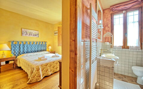 Casa Cipressi: Kamer, Eigendom, Meubilair, Bed, Slaapkamer, Geel, Interieur Ontwerp, Muur, Gebouw, Onroerend Goed