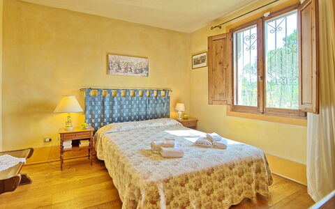 Casa Cipressi: Slaapkamer, Bed, Kamer, Meubilair, Eigendom, Laken, Interieur Ontwerp, Bed Frame, Verdieping, Geel