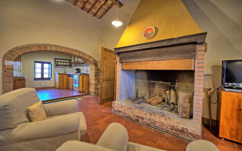 Cerretalta: Woonkamer, Kamer, Eigendom, Interieur Ontwerp, Gebouw, Fireplace, Muur, Huis, Onroerend Goed, Meubilair