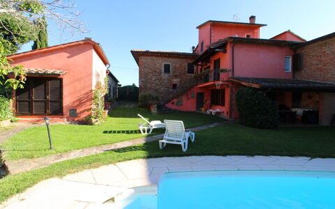 Casa Rosada: Lucht, Fabriek, Gebouw, Eigendom, Venster, Water, Huis, Zwembad, Schaduw, Buitenmeubels