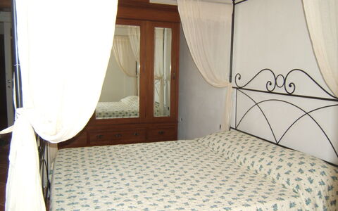 Villa Giulia Follonica: Slaapkamer, Bed, Kamer, Eigendom, Meubilair, Matras, Laken, Bed Frame, Bedding, Hemelbed