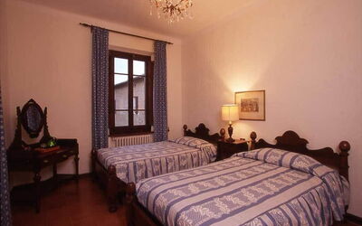 slaapkamer met twee eenpersoonsbedden 
