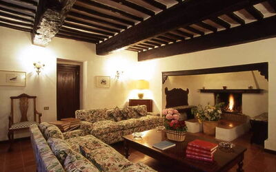 woonkamer met open haard in Toscaanse stijl