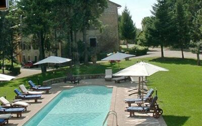 Ramazzano: Zwembad, Eigendom, Gras, Gazon, Landscaping, Landgoed, Werf, Gebouw, Architectuur, Onroerend Goed