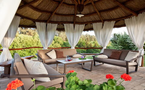 Villa Sant' Angelo: Eigendom, Meubilair, Kamer, Interieur Ontwerp, Gebouw, Huis, Patio, Tafel, Woonkamer, Schaduw