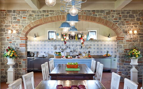Villa Sant' Angelo: Meubilair, Interieur Ontwerp, Muur, Lichte Inrichting, Flooring, Plafond, Tafel, Keuken, Stoel, Verlichting