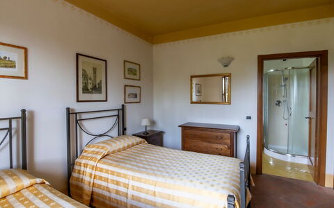 Villa Sant' Angelo: Bed, Slaapkamer, Interieur Ontwerp, Meubilair, Kamer, Laken, Bedding, Fotolijst, Plafond, Bed Frame