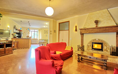 Villa Lorenzo: Kamer, Woonkamer, Eigendom, Meubilair, Interieur Ontwerp, Gebouw, Verdieping, Geel, Onroerend Goed, Huis