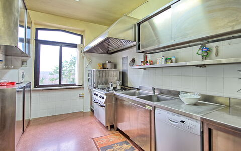 Villa Lorenzo: Eigendom, Kamer, Keuken, Gebouw, Countertop, Meubilair, Cabinetry, Onroerend Goed, Huis, Interieur Ontwerp