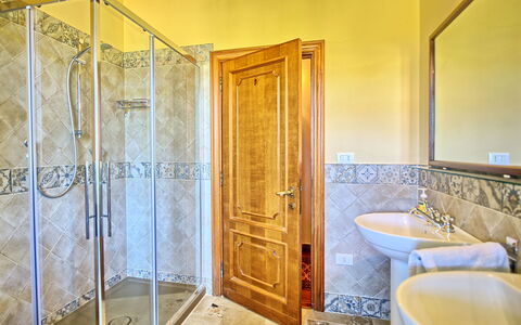 Casale Ambra: Eigendom, Kamer, Badkamer, Geel, Interieur Ontwerp, Onroerend Goed, Gebouw, Landgoed, Deur, Huis