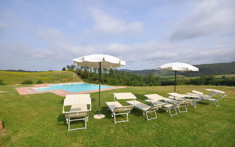 Villa Gaeta: Eigendom, Tafel, Lucht, Onroerend Goed, Meubilair, Gras, Huis, Klapstoel, Boom, Landgoed