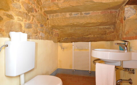 Villa Gaeta: Kamer, Eigendom, Badkamer, Wc Bril, Toilet, Verdieping, Bidet, Loodgieterswerkinrichting, Muur, Interieur Ontwerp