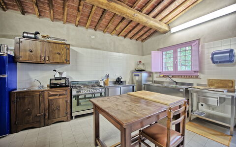 Villa Marginone: Kamer, Eigendom, Meubilair, Keuken, Gebouw, Interieur Ontwerp, Countertop, Cabinetry, Huis, Verdieping