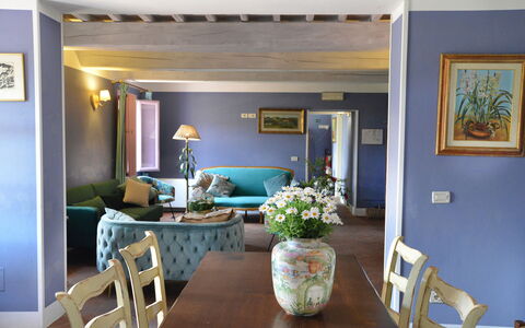 Villa Marginone: Tafel, Meubilair, Eigendom, Fabriek, Stoel, Fotolijst, Interieur Ontwerp, Verlichting, Kamerplant, Gebouw