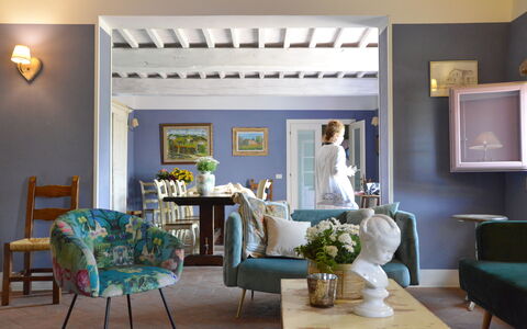 Villa Marginone: Tafel, Meubilair, Fotolijst, Eigendom, Fabriek, Azure, Decoratie, Verlichting, Gebouw, Woonkamer