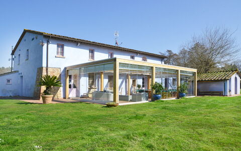 Villa Marginone: Veranda, Deur, Landgoed, Schaduw, Outdoor Structuur, Verblijf, Bloempot, Tuin, Patio, Werf