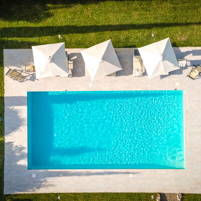 Villa Cassia: Groen, Blauw, Turkoois, Rechthoek, Gras, Majorelle Blue, Textiel, Fabriek, Zwembad, Kunst